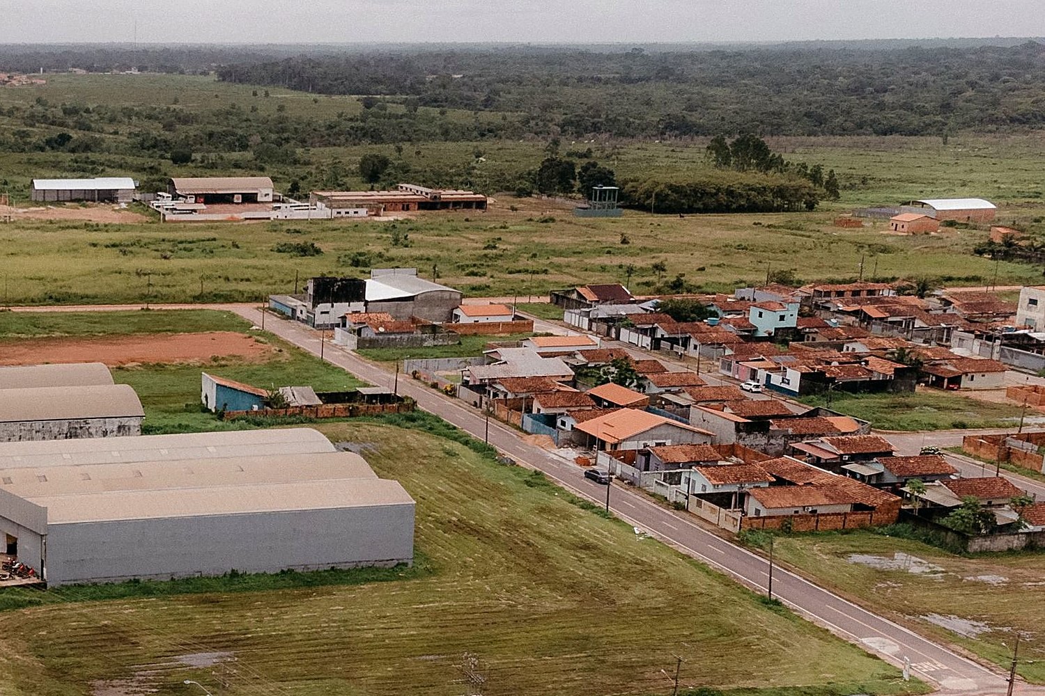 foto-galpoes Vista aérea de galpões numa avenida de cidade do interior do Brasil