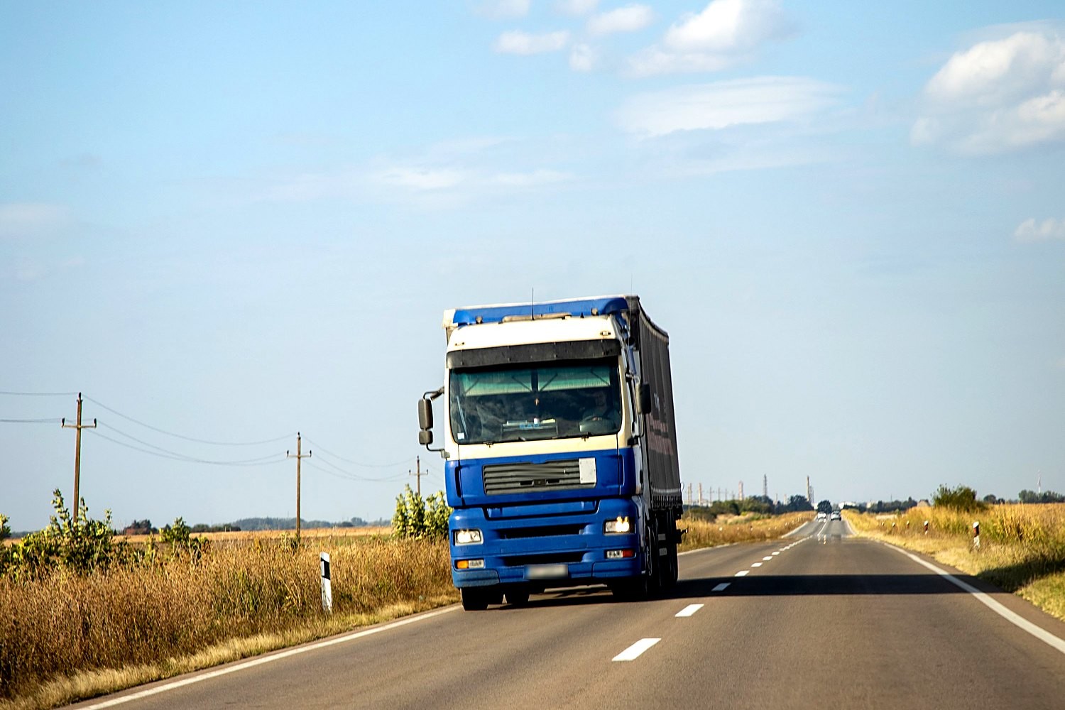 Caminhão de carga numa rodovia de pista simples
